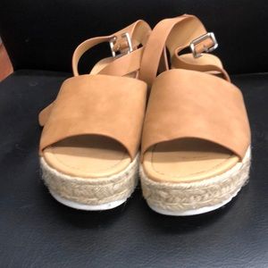 Size 10 women’s sandals with 2 1/2” heel and 1 inch platform all around